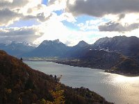 Le bout du lac à gauche, la pointe d'Arcalod et vers la droite le Taillefer (devant le Roc des Bœufs), avec le château de Ruffy sur  la presqu'île de Duingt.